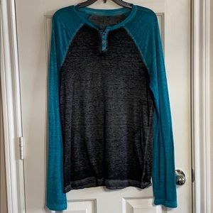 Long sleeve shirt with buttons